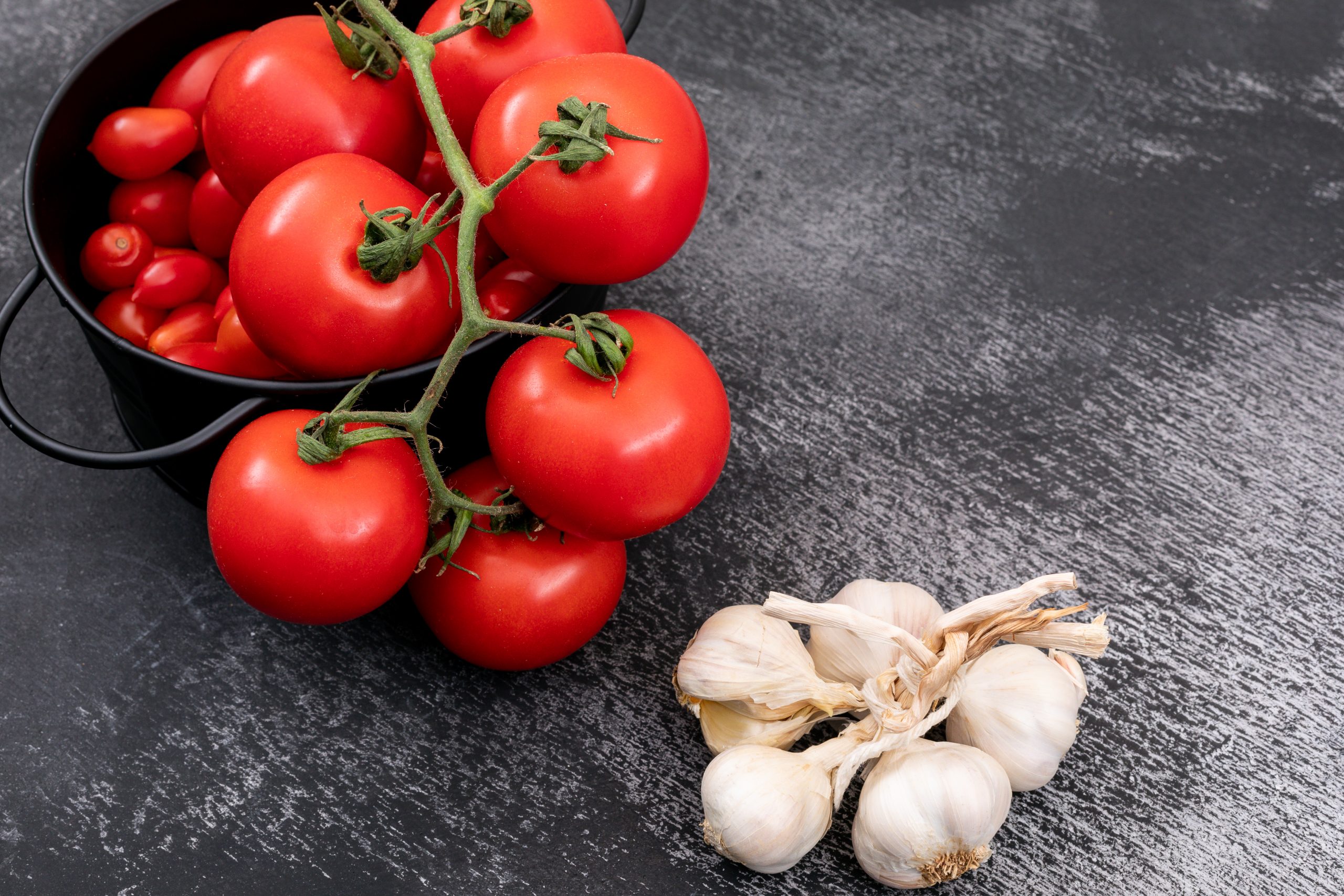 Comisia Europeană, ajutor pentru producătorii de tomate și usturoi